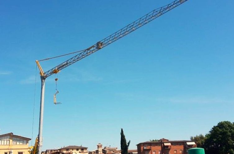 Blauwe lucht, gele bouwkraan, pallethaak